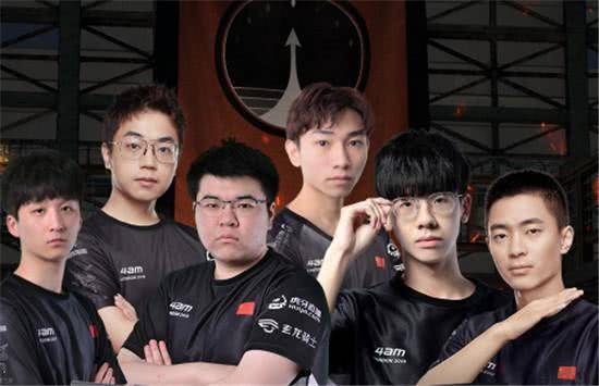 [CBA]王岚嵚强突 强对抗后折叠抛投得手